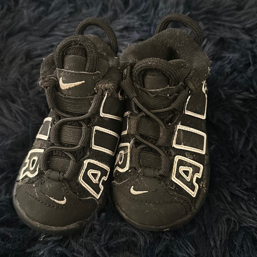 Kids black and white Nike